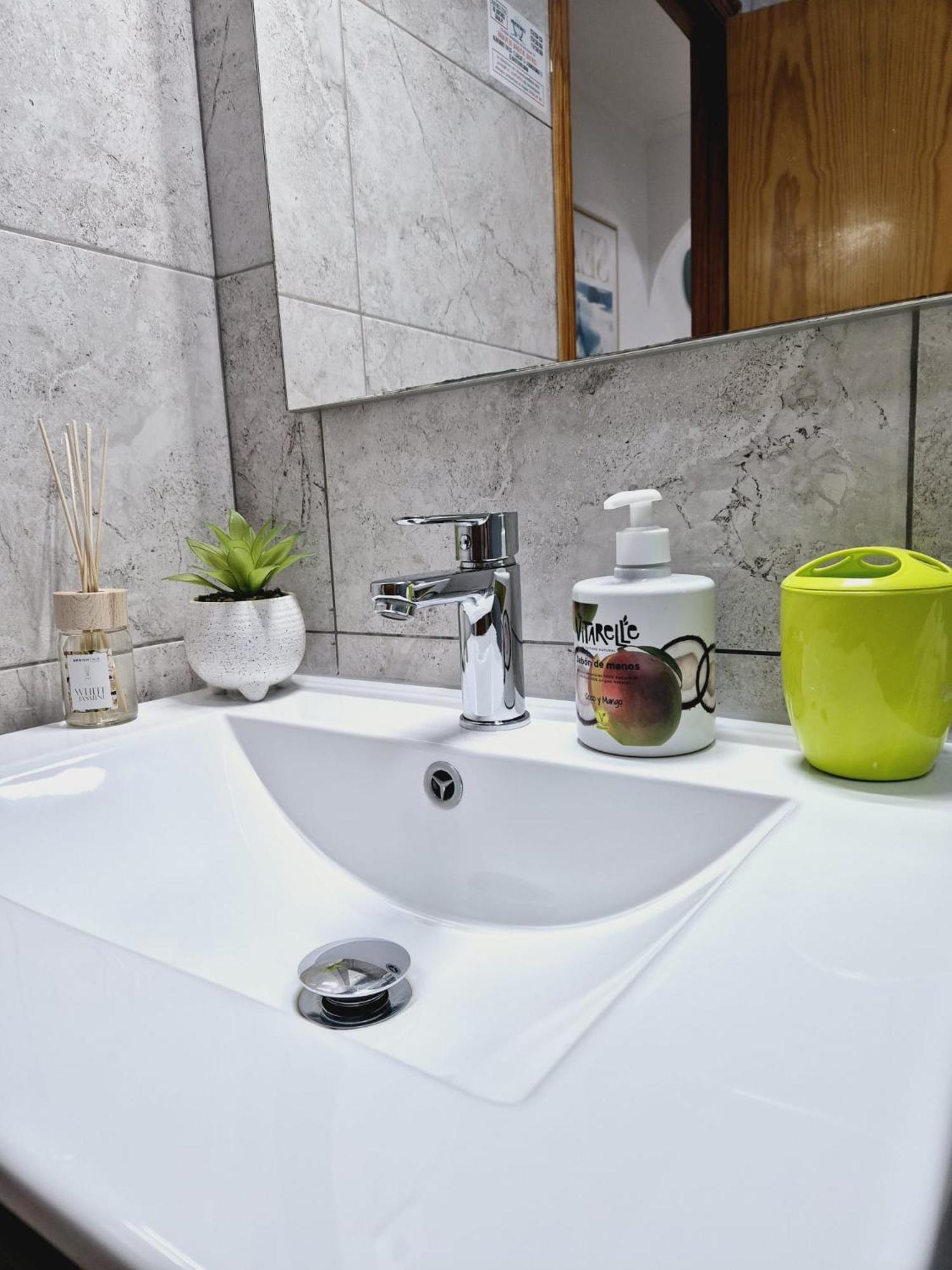 La Casa De Veronica - Serene Apartment With Shared Pool, Steps From The Beach Torrevieja Exterior foto
